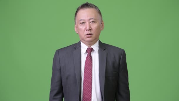 Maturo giapponese uomo d'affari dando pollici verso il basso — Video Stock
