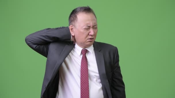 Maturo giapponese uomo d'affari avendo collo dolore — Video Stock