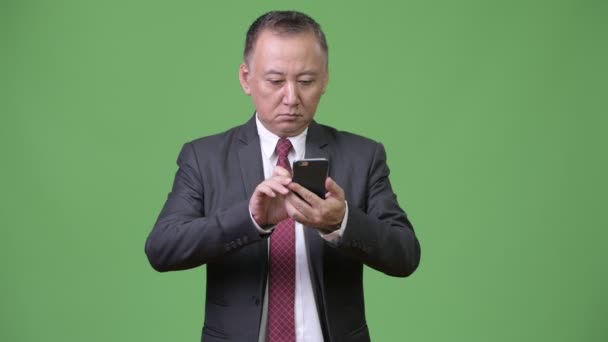 Mature homme d'affaires japonais en utilisant le téléphone — Video