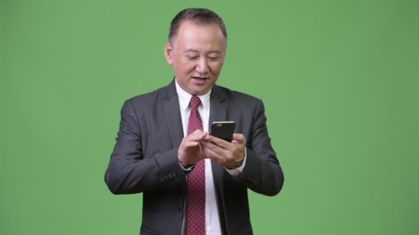 Mature homme d'affaires japonais en utilisant le téléphone — Video