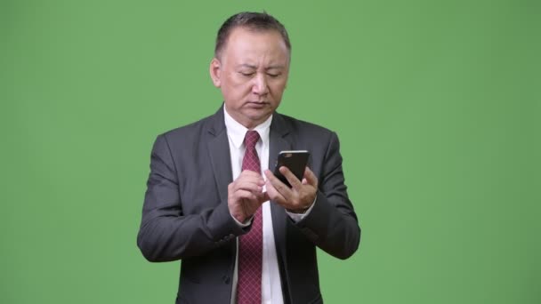 Starší japonský podnikatel pomocí telefonu — Stock video