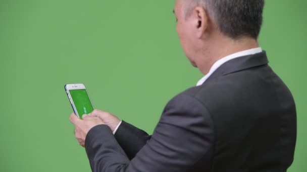 Maturo giapponese uomo d'affari mostrando telefono per fotocamera — Video Stock