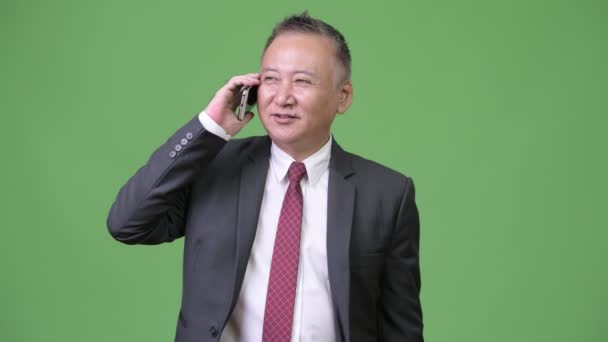 Mature Japanese businessman using phone — Stock Video