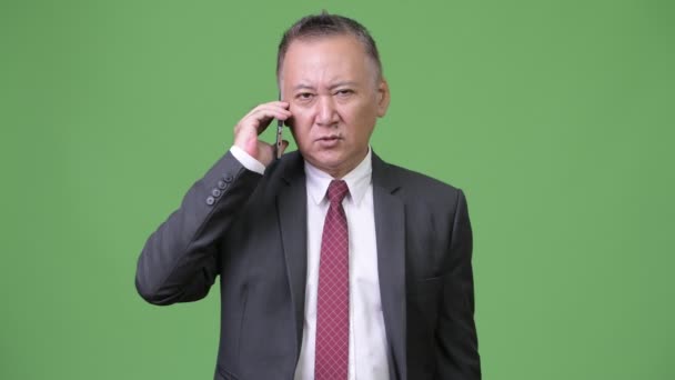 Mature homme d'affaires japonais en utilisant le téléphone — Video