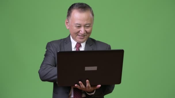 Dojrzały japoński biznesmen, pracę z laptopem — Wideo stockowe