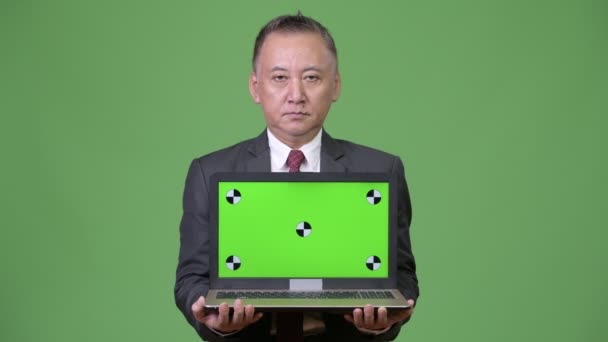 Mogna japansk affärsman visar laptop — Stockvideo