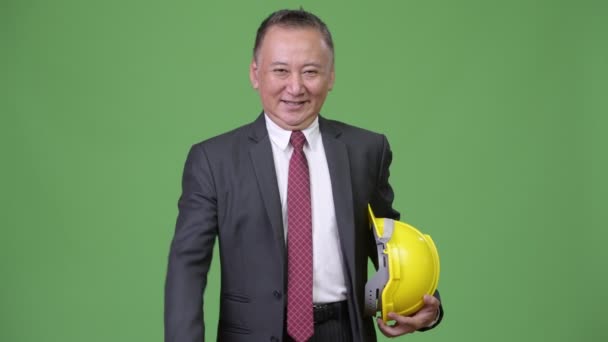 Japanischer Geschäftsmann als Ingenieur, der die Daumen drückt — Stockvideo