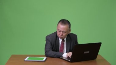 Olgun mutlu Japon işadamı kutluyor