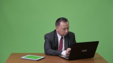 Kötü haber alma ve baş ağrısı olan Olgun Japon iş adamı