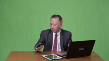 Olgun Japon işadamı çoklu görev çalışma