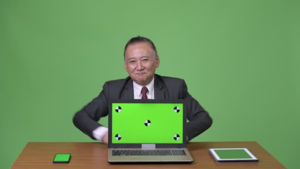 Ältere japanische Geschäftsmann arbeiten mit Laptop — Stockvideo