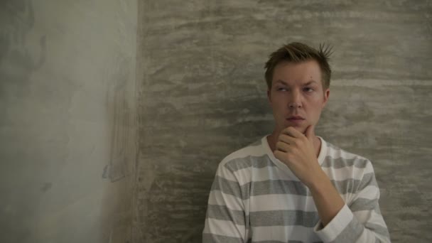 Joven hombre escandinavo guapo en casa — Vídeo de stock