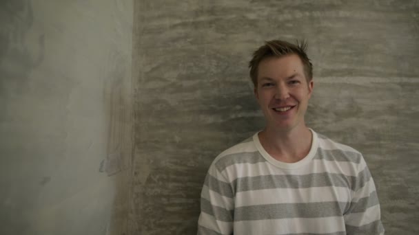 Junger schöner skandinavischer Mann zu Hause — Stockvideo