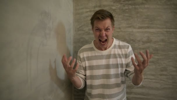 Młody podkreślił skandynawskich człowiek zły i krzycząc w domu — Wideo stockowe