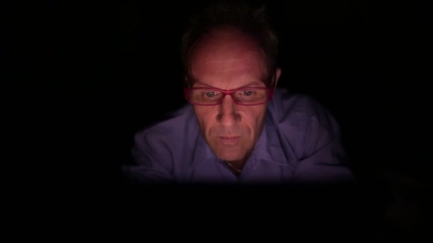 Dojrzały człowiek skandynawskie za pomocą cyfrowego tabletu w ciemnym pokoju — Wideo stockowe