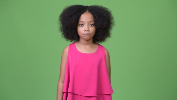 Młoda Ładna dziewczyna Afryki z Afro włosów daje kciuk w — Wideo stockowe