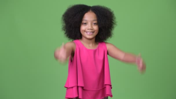 Jovem menina africana bonito com cabelo afro dando polegares para cima — Vídeo de Stock