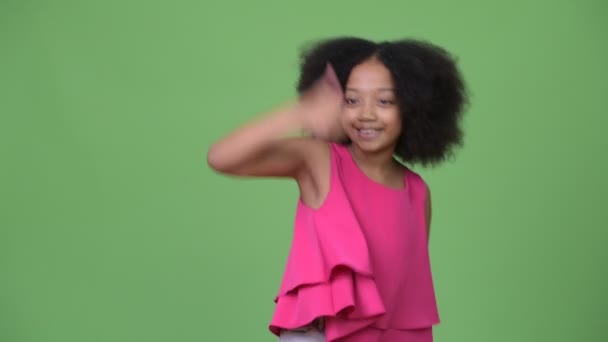 Jovem menina africana bonito com cabelo afro dando polegares para cima — Vídeo de Stock