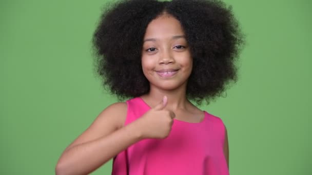 Jovem menina africana bonito com cabelo afro dando polegares para cima — Vídeo de Stock