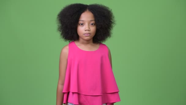 Νέοι χαριτωμένο Αφρικανική κορίτσι με Άφρο μαλλιά δείχνει δάχτυλο — Αρχείο Βίντεο
