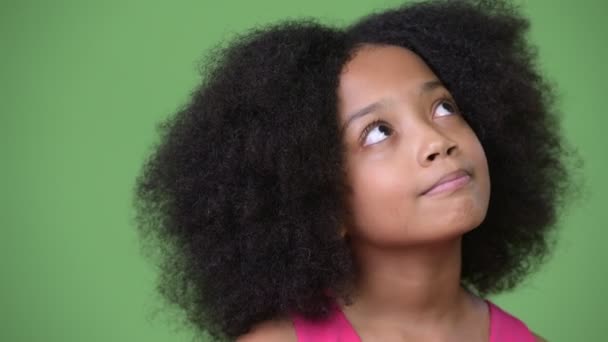 Молодая милая африканская девушка с африканскими волосами думает, глядя вверх — стоковое видео