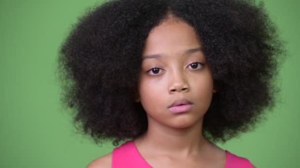 Jeune fille africaine mignonne avec des cheveux afro couvrant les oreilles comme trois singes sages concept — Video