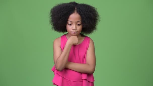 Giovane ragazza africana triste con i capelli afro pensando mentre guardando giù — Video Stock