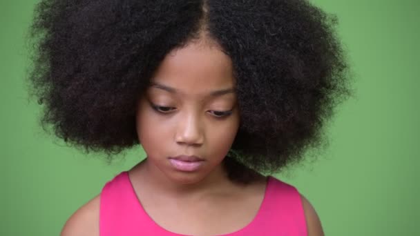 Θλιβερή Αφρικανική κορίτσι με αφρο μαλλιά σκέψης ενώ κοιτάζοντας προς τα κάτω — Αρχείο Βίντεο