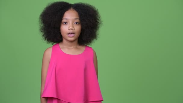 Joven linda chica africana con el pelo afro sonriendo mientras habla con la cámara — Vídeos de Stock