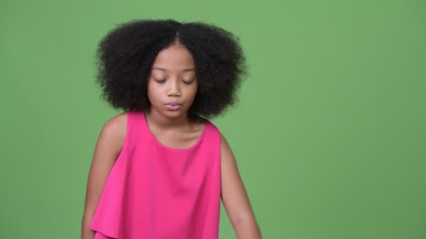 Jovem menina africana bonito com cabelo afro dando polegares para baixo — Vídeo de Stock