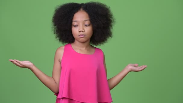 Ung Söt afrikansk flicka med Afro hår att välja mellan vänster och höger — Stockvideo