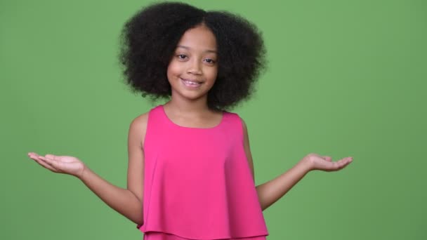 Sol ve sağ arasında seçim yapma Afro saçlı Genç Sevimli Afrikalı kız — Stok video