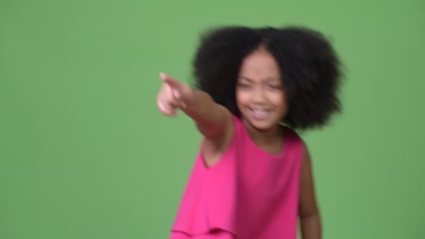 Giovane ragazza africana carina con i capelli afro ridere e puntare il dito — Video Stock