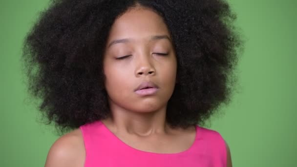 Jeune fille africaine mignonne avec des cheveux afro relaxant avec les yeux fermés — Video