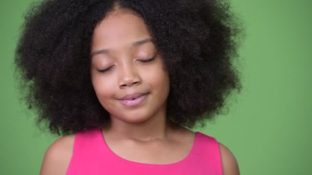 Jonge schattige Afrikaanse meisje met Afro haar ontspannen met ogen gesloten — Stockvideo