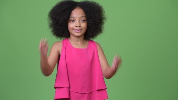 Joven chica africana feliz con el pelo afro aplaudiendo las manos — Vídeo de stock