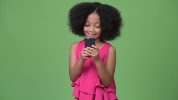 Jonge schattige Afrikaanse meisje met Afro haar gebruik van telefoon — Stockvideo