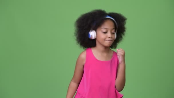 Jonge schattige Afrikaanse meisje met Afro haar muziek beluisteren — Stockvideo