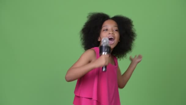 Νέοι χαριτωμένο Αφρικανική κορίτσι με Άφρο μαλλιά χαρούμενα τραγουδούν — Αρχείο Βίντεο