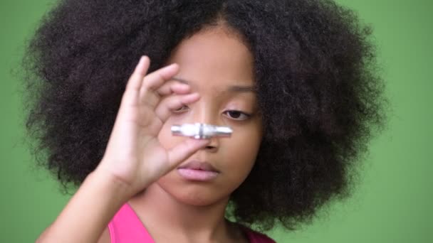 Menina africana bonito nova com cabelo afro brincando com fidget spinner — Vídeo de Stock