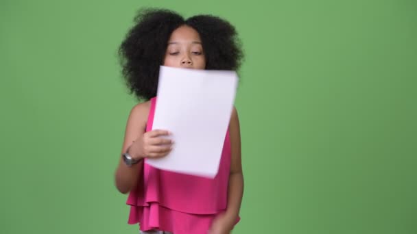 Jovem menina africana bonito com cabelo afro rasgando papelada — Vídeo de Stock