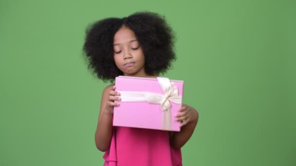 Jonge schattige Afrikaanse meisje met Afro haar bedrijf geschenkdoos — Stockvideo