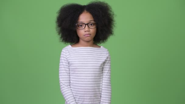 Ung Söt afrikansk flicka med Afro hår mot grön bakgrund — Stockvideo