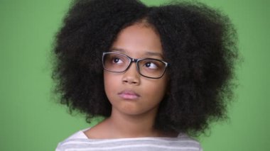 Yeşil arka plana karşı Afro saçlı Genç Sevimli Afrikalı kız