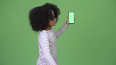 Telefon gösterilen ve Yaşasın vererek Afro saçlı Genç Sevimli Afrikalı kız
