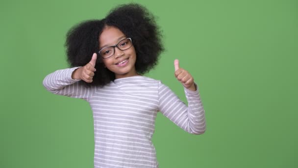 年轻可爱的非洲女孩与黑人头发竖起大拇指 — 图库视频影像