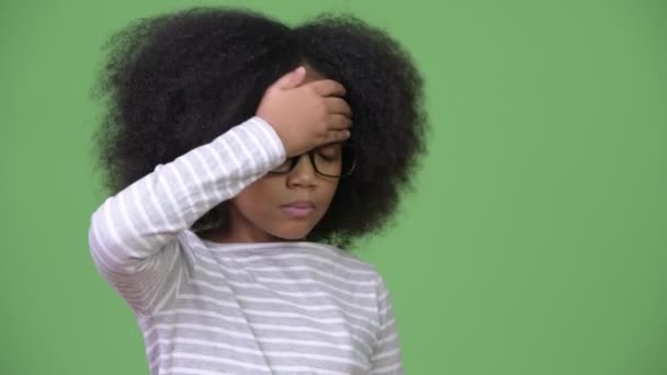Ung Söt afrikansk flicka med Afro hår med huvudvärk — Stockvideo