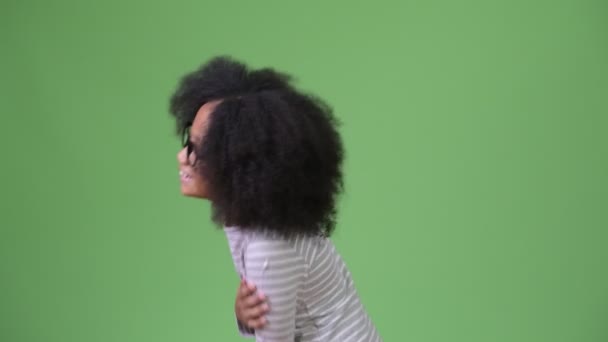 Profil-Ansicht von jungen süßen afrikanischen Mädchen mit Afro-Haaren lachen — Stockvideo