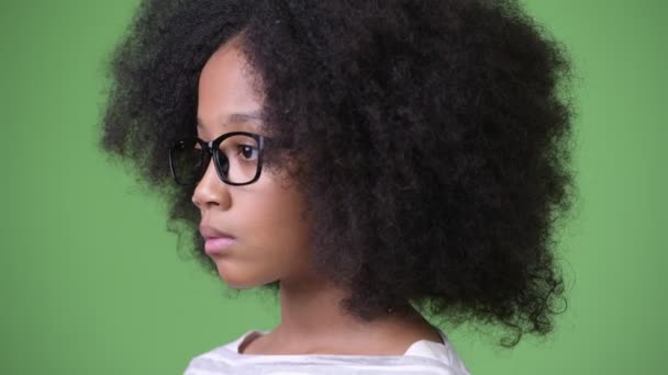 Visão de perfil de jovem menina africana bonito com cabelo afro — Vídeo de Stock