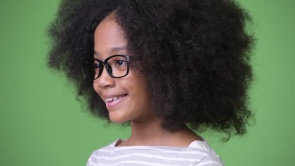 Fiatal csinos afrikai lány mosolyogva Afro haj oldalnézetből. — Stock videók